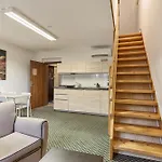 Excellent In Center 5 Min Walk From The Colonnade KLV