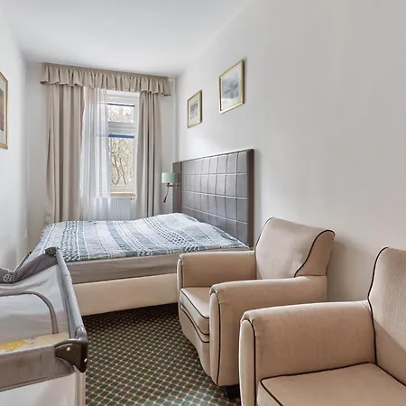 Excellent In Center 5 Min Walk From The Colonnade Apartment *