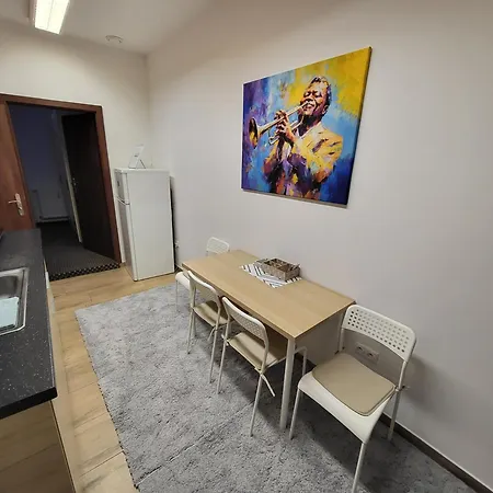 Excellent In Center 5 Min Walk From The Colonnade Apartment