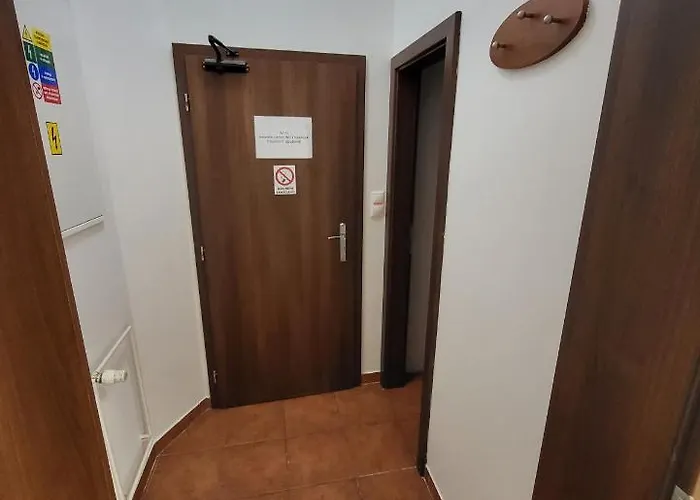 Excellent In Center 5 Min Walk From The Colonnade Appartamento *