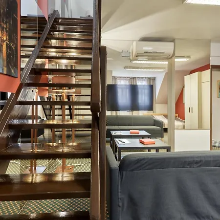 Excellent In Center 5 Min Walk From The Colonnade Apartman