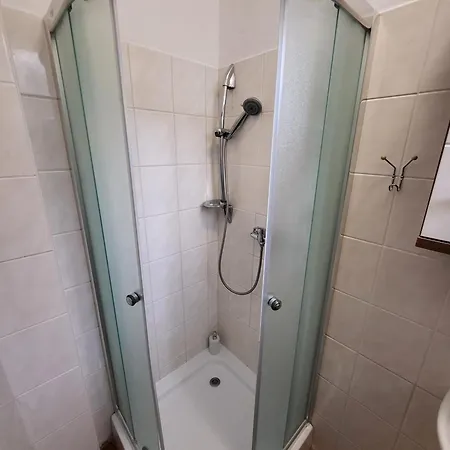 Excellent In Center 5 Min Walk From The Colonnade Apartman